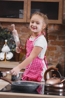 Küçük şirin kız mutfakta eğleniyor