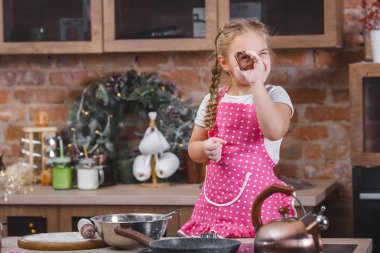 Küçük şirin kız mutfakta eğleniyor