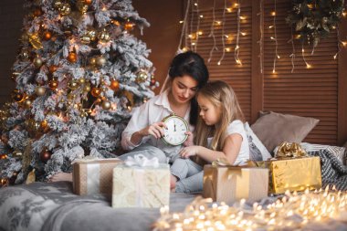 Genç Anne güzel ve küçük kızı Christmas paylaşımı sunar