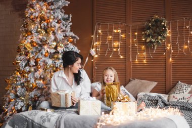 Genç Anne güzel ve küçük kızı Christmas paylaşımı sunar