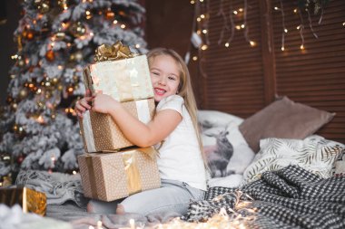 Sevimli küçük çocuk Noel tutarak sunar