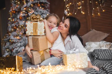 Genç Anne güzel ve küçük kızı Christmas paylaşımı sunar