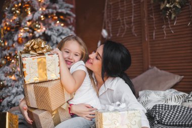 Genç Anne güzel ve küçük kızı Christmas paylaşımı sunar