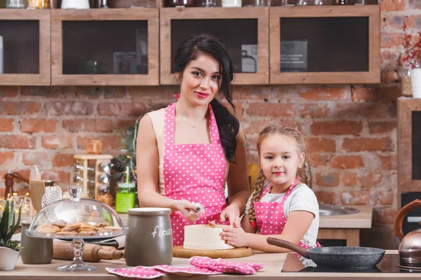 Jovem Mãe Bonita Sua Filhinha Cozinhar Juntos Cozinha — Fotografia de Stock