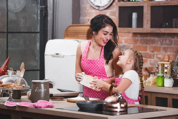 Jovem Mãe Bonita Sua Filhinha Cozinhar Juntos Cozinha — Fotografia de Stock