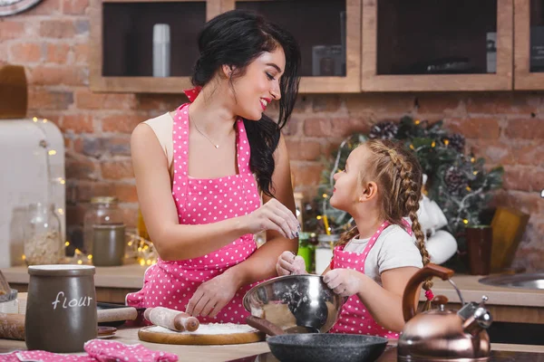 Jovem Mãe Bonita Sua Filhinha Cozinhar Juntos Cozinha — Fotografia de Stock