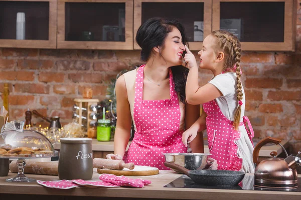 Jovem Mãe Bonita Sua Filhinha Cozinhar Juntos Cozinha — Fotografia de Stock