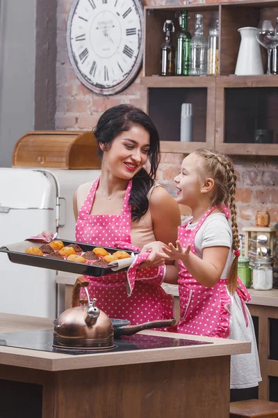 Família Alegre Cozinha Assar Queques Cupcakes — Fotografia de Stock