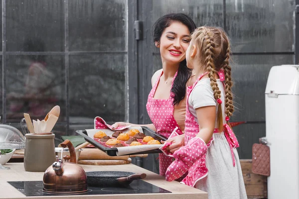 Família Alegre Cozinha Assar Queques Cupcakes — Fotografia de Stock