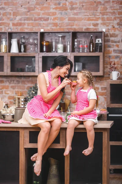 Веселая Семья Веселится Кухне Молодая Мать Маленькая Дочь Пекут Вместе — стоковое фото