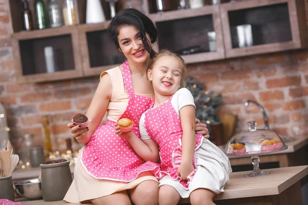 Família Alegre Divertindo Cozinha Jovem Mãe Sua Filhinha Cozinhando Juntos — Fotografia de Stock
