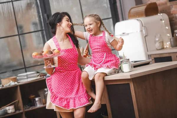 Jovem Mãe Sua Pequena Filha Fofa Divertindo Cozinha — Fotografia de Stock