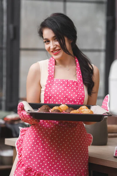 Молодая Привлекательная Женщина Пекущая Кухне Дома — стоковое фото