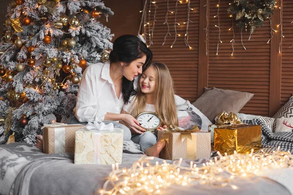 Jovem Mãe Bonita Sua Filhinha Compartilhando Presentes Natal — Fotografia de Stock