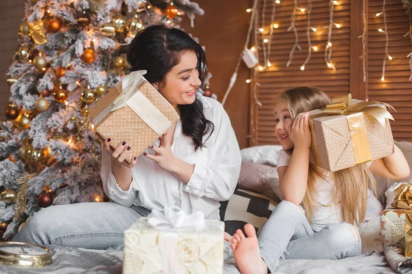 Jovem Mãe Bonita Sua Filhinha Compartilhando Presentes Natal — Fotografia de Stock