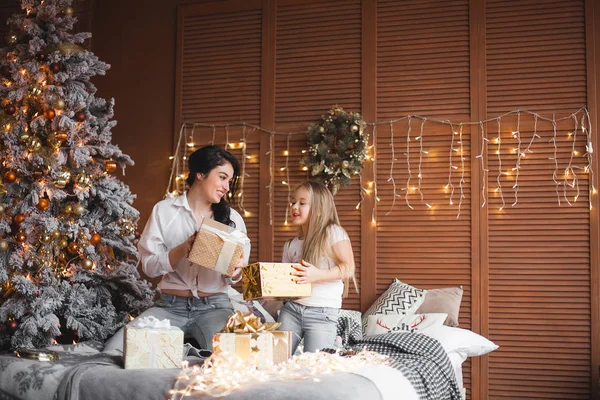 Jovem Mãe Bonita Sua Filhinha Compartilhando Presentes Natal — Fotografia de Stock