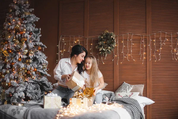 Jovem Mãe Bonita Sua Filhinha Compartilhando Presentes Natal — Fotografia de Stock