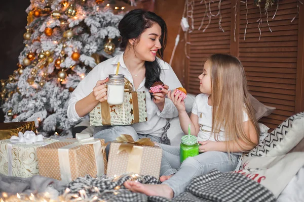 Jovem Mãe Bonita Sua Filhinha Compartilhando Presentes Natal — Fotografia de Stock