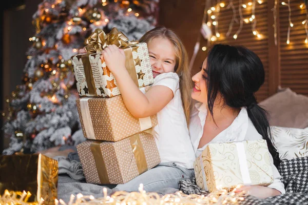 Giovane Bella Madre Sua Piccola Figlia Condividere Regali Natale — Foto Stock
