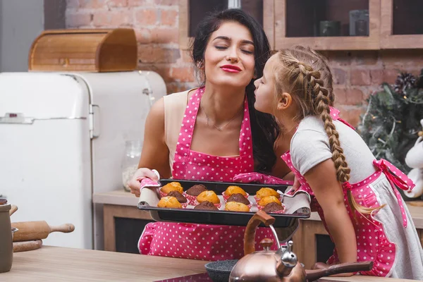 Família Alegre Cozinha Assar Queques Cupcakes — Fotografia de Stock