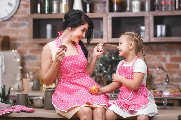 Família Alegre Divertindo Cozinha Jovem Mãe Sua Filhinha Cozinhando Juntos — Fotografia de Stock