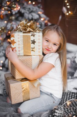 Sevimli küçük çocuk Noel tutarak sunar