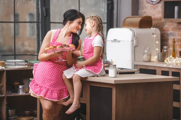 Молодая Мать Маленькая Милая Дочь Веселятся Кухне — стоковое фото