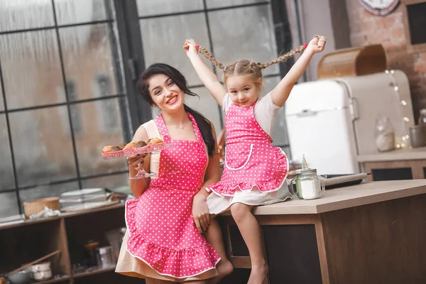 Young Mother Her Little Cute Daughter Having Fun Kitchen — Stock Photo, Image
