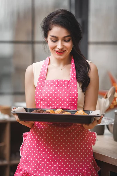 Молодая Привлекательная Женщина Пекущая Кухне Дома — стоковое фото