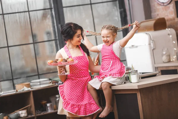 Jovem Mãe Sua Pequena Filha Fofa Divertindo Cozinha — Fotografia de Stock