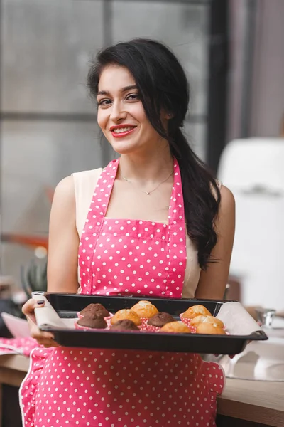 Jovem Mulher Atraente Assar Cozinha Casa — Fotografia de Stock