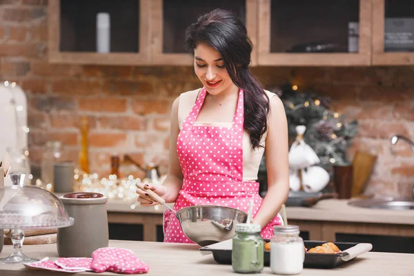 Genç Çekici Kadın Evde Mutfak Pişirme — Stok fotoğraf