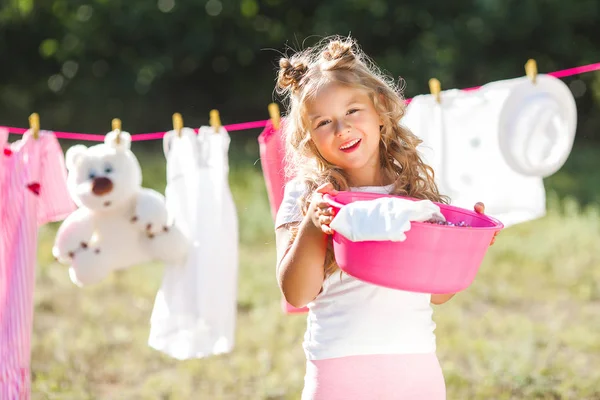 Sevimli Küçük Kız Açık Havada Çamaşırhane Asılı — Stok fotoğraf
