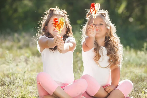 Süße Kleine Freundinnen Die Zusammen Draußen Spaß Haben — Stockfoto