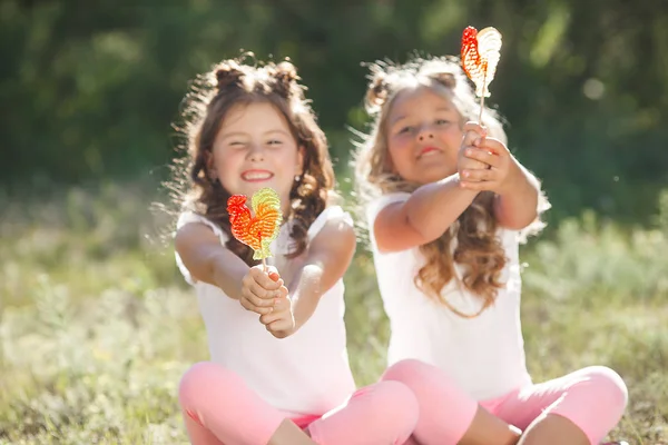 Sevimli Küçük Kız Arkadaşlar Açık Havada Birlikte Eğleniyor — Stok fotoğraf