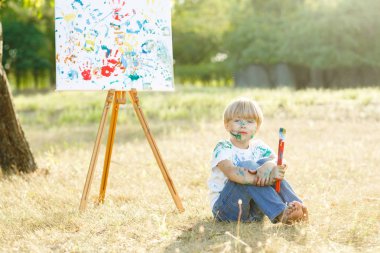 Açık havada resim sevimli küçük çocuk