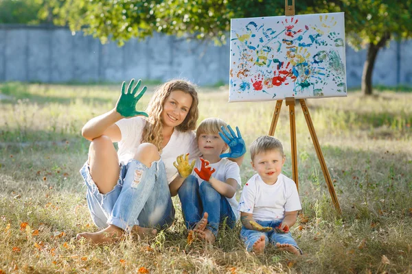 快乐的家庭在户外画画 年轻的母亲和她的小孩一起玩 — 图库照片