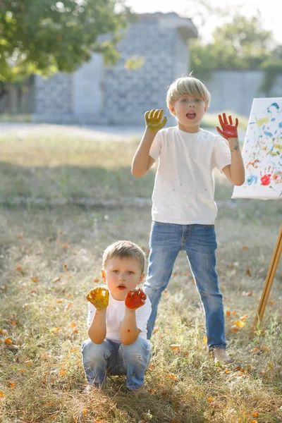 Cute Dzieci Malarstwo Zewnątrz — Zdjęcie stockowe