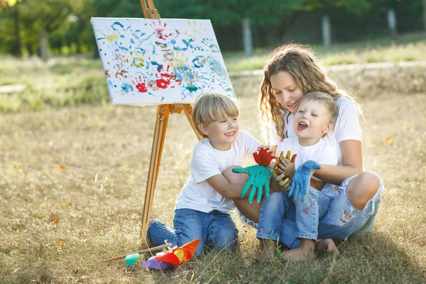 Feliz Família Desenhar Livre Jovem Mãe Divertindo Com Seus Filhinhos — Fotografia de Stock