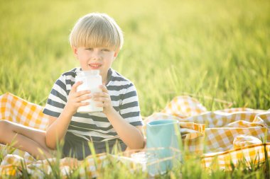 Şirin çocuk süt içme. Çok güzel çocuk ekmek yemek