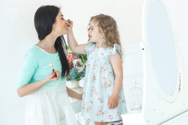 Anne ve kızı eğleniyor.