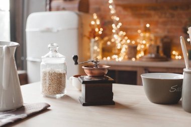 Çatı katı mutfak hala. İç mutfak malzemeleri