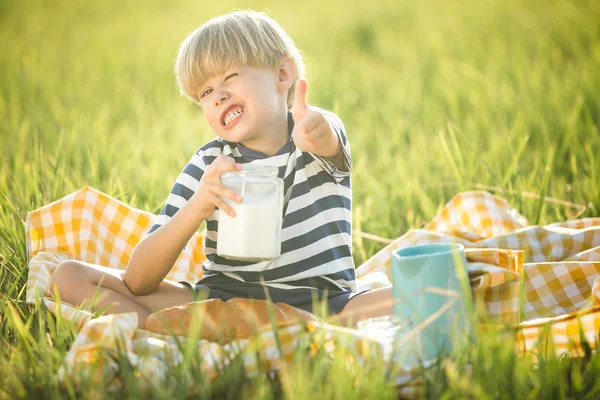 Мила Дитина Молоко Чарівний Хлопчик Їсть Хліб — стокове фото