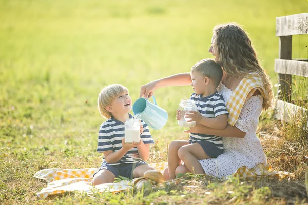 Genç güzel anne çocuklarıyla piknik yapıyor.. 