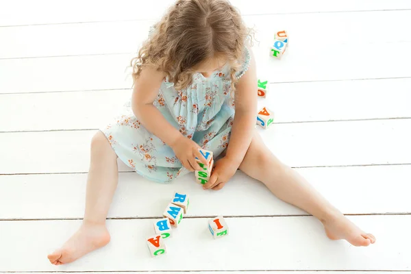 Linda Niña Jugando Con Cubos Abc —  Fotos de Stock