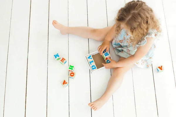 Χαριτωμένο Μικρό Κορίτσι Παίζει Κύβους Abc — Φωτογραφία Αρχείου