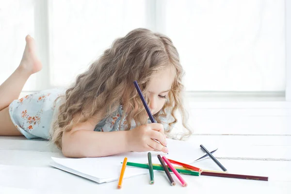 Симпатична Маленька Дівчинка Малює Фото Вдома — стокове фото