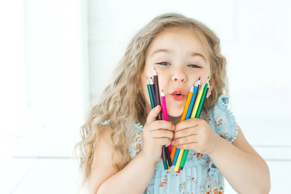 Porträt Eines Süßen Kleinen Mädchens Mit Bleistiften — Stockfoto
