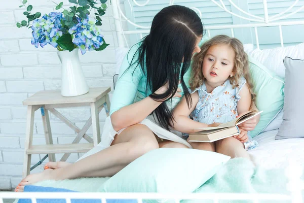 Любящая Мать Читает Сказку Спокойной Ночи Своему Ребенку — стоковое фото