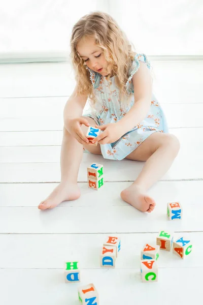 Linda Niña Jugando Con Cubos Abc Interior —  Fotos de Stock